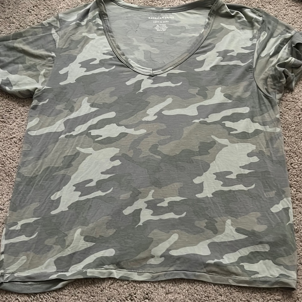 American eagle camo v neck XS